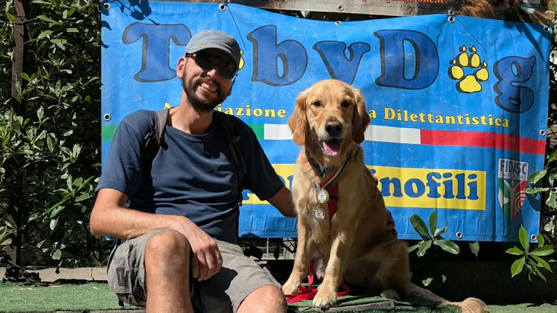 Alessandro con il suo golden retriever a una gara di rally obedience