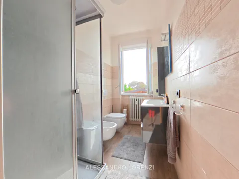 Bagno con mobile lavabo sospeso e specchio contenitore