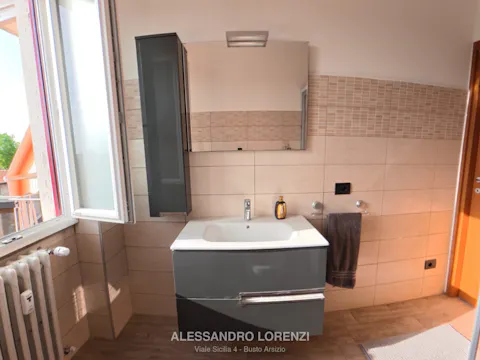 Bagno finestrato con doccia, sanitari e bidet