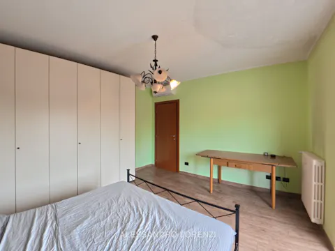 Camera da letto con armadio a muro e scrivania