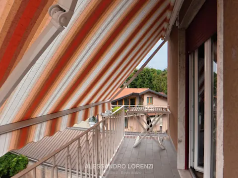 Balcone della camera da letto con tenda da sole