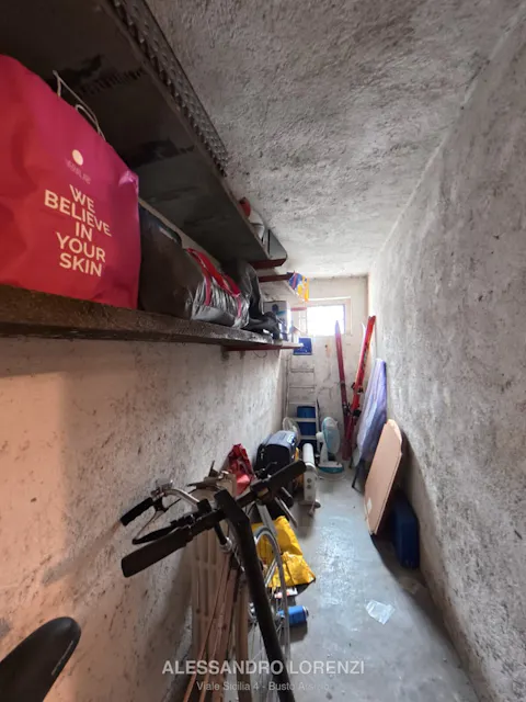 Cantina con spazio per biciclette, sci e attrezzatura sportiva