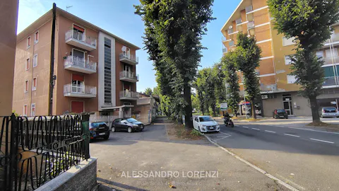 Vista della strada alberata su cui si affaccia il condominio