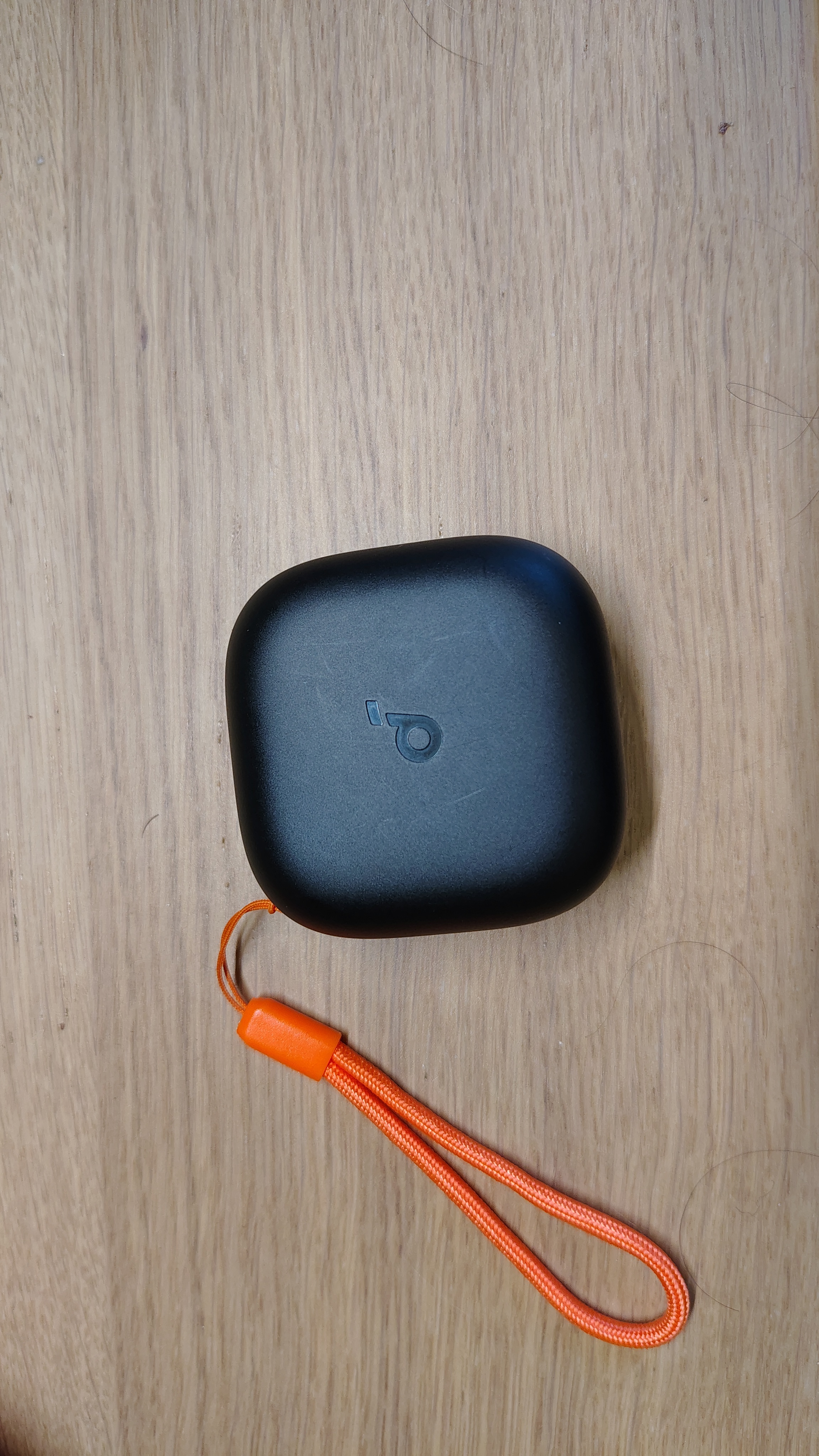 Custodia delle Soundcore P31i con laccetto arancione